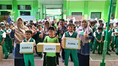 MIN Surakarta Berikan Hadiah kepada Siswa dalam Rangka Semarak Kemerdekaan RI ke-80