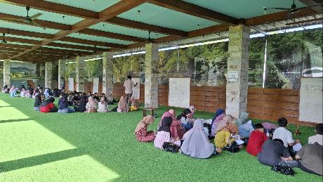 SISWA MIN SURAKARTA IKUTI PROGRAM BELAJAR DI KAMPUNG INGGRIS PARE KEDIRI